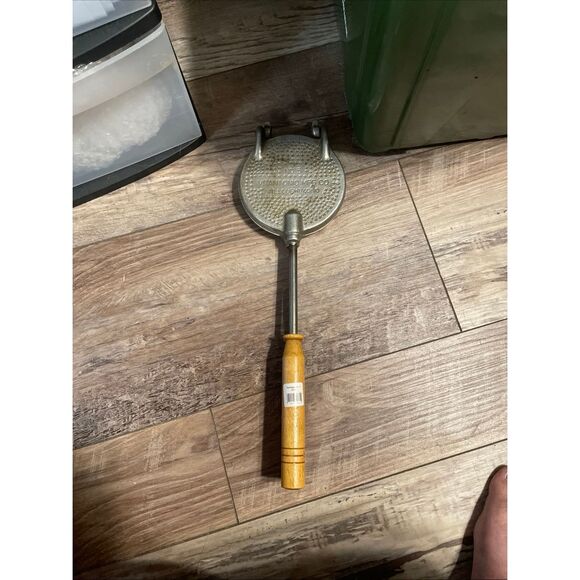 Vtg Vitantonio No.5 Cast Iron Pizzelle Cookie Iron Wooden Handle Willoughby Ohio - Picture 2 of 8